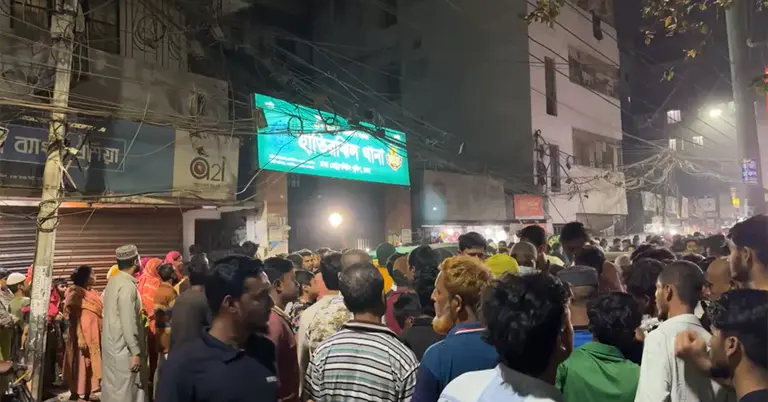 হাতিরঝিল থানার সামনে স্থানীয়দের বিক্ষোভ